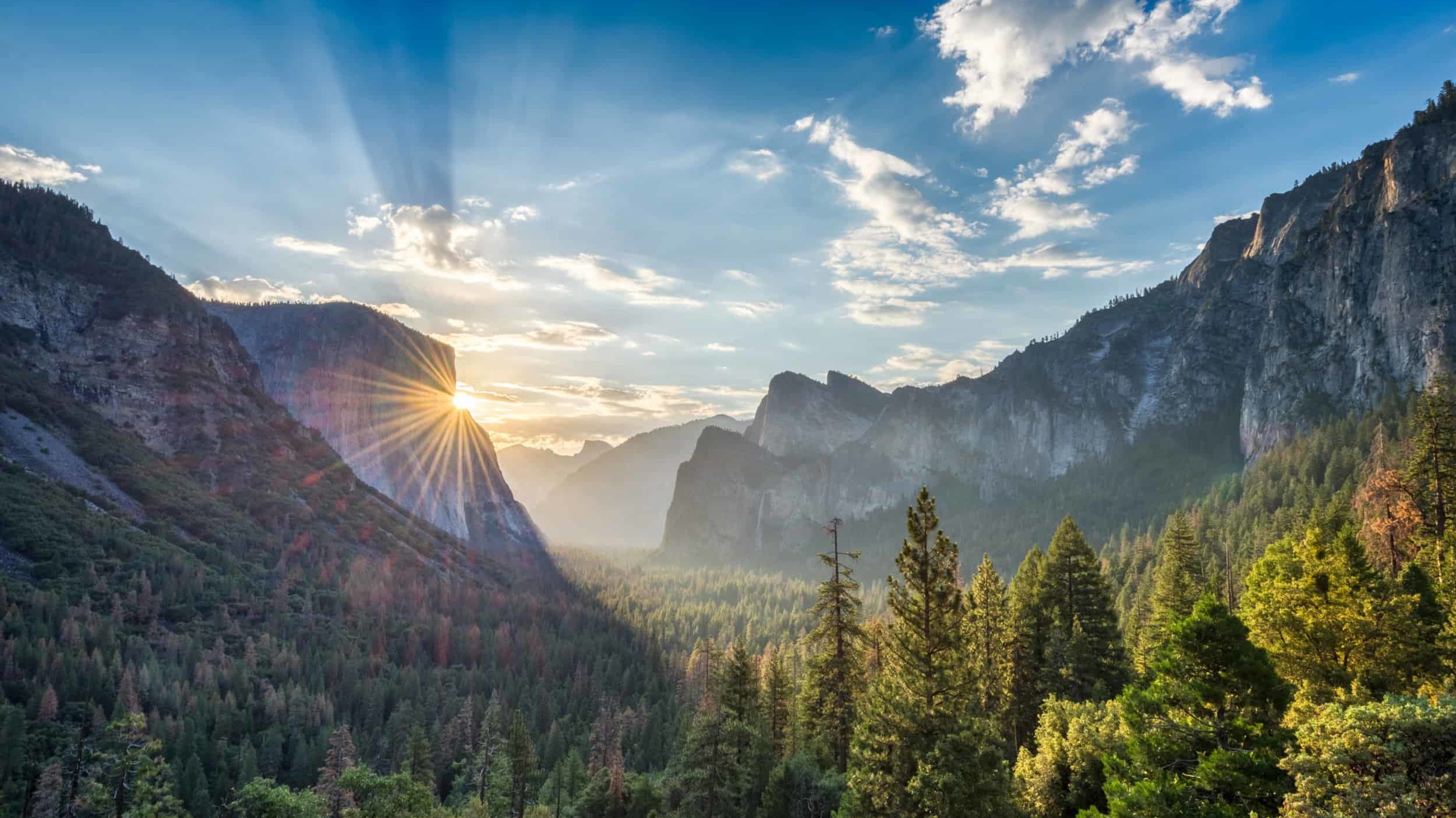 Sunrise at the tunnel View vista point at Yosemite National Park